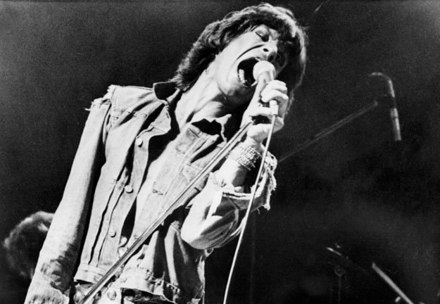 Mick Jagger (The Rolling Stones) podczas koncertu na stadionie Wembley w 1973 roku