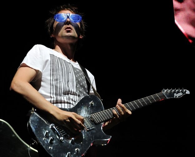 Matt Bellamy (Muse) i jego specjalne okulary na zaćmienie fot. Michael Buckner