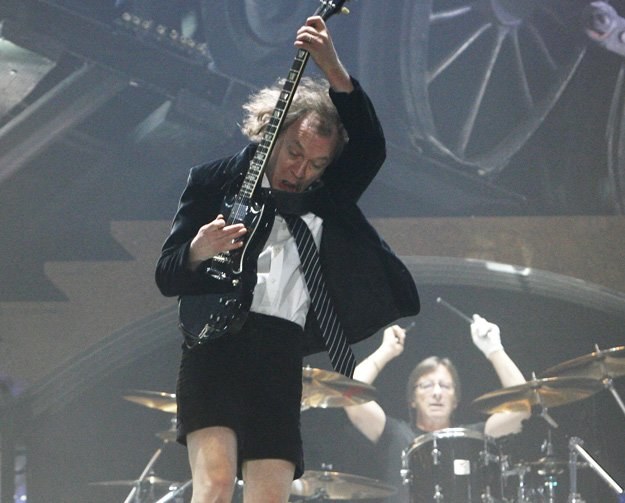 Latający Angus Young - gitarzysta i współzałożyciel AC/DC