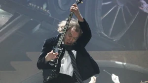 Latający Angus Young - gitarzysta i współzałożyciel AC/DC