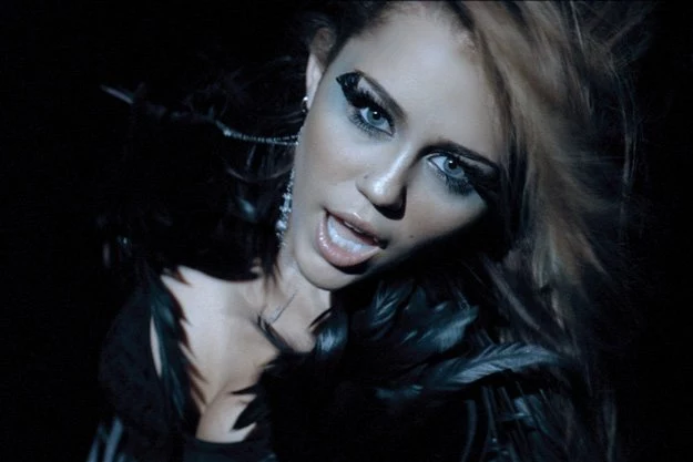 Miley Cyrus w klipie do "Can't Be Tamed"