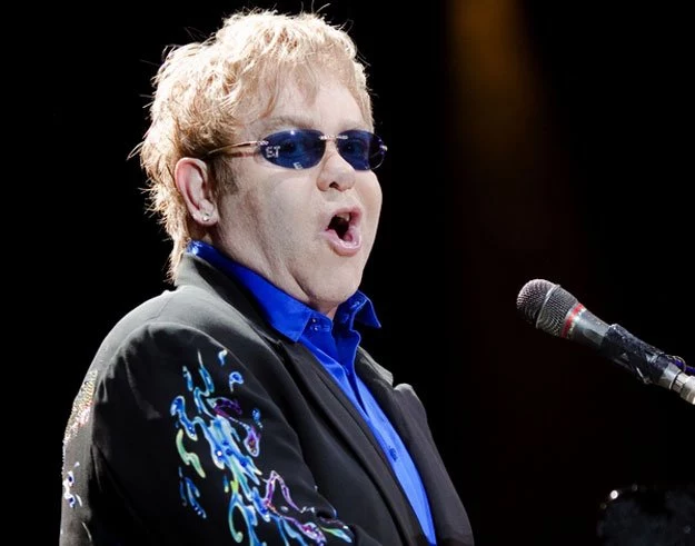 Elton John podczas koncertu w Warszawie