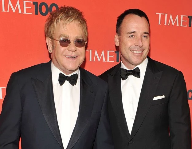 Elton John ze swoim partnerem Davidem Furnishem fot. Theo Wargo