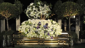 Trumna z ciałem Michaela Jacksona przed pogrzebem na cmentarzu Forest Lawn