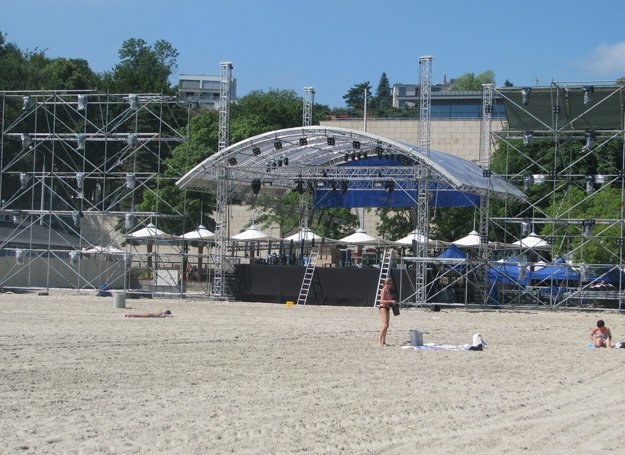 Na plaży w Gdyni powstaje scena na Beach Party 2010