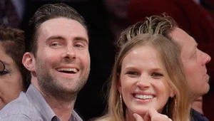 Adam Levine ze swoją dziewczyną na meczu Lakersów - fot. Noel Vasquez