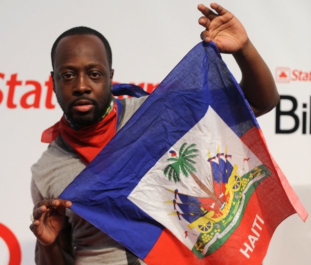 Wyclef Jean z flagą Haiti - fot. Gustavo Caballero