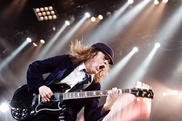 Angus Young podczas koncertu w Warszawie