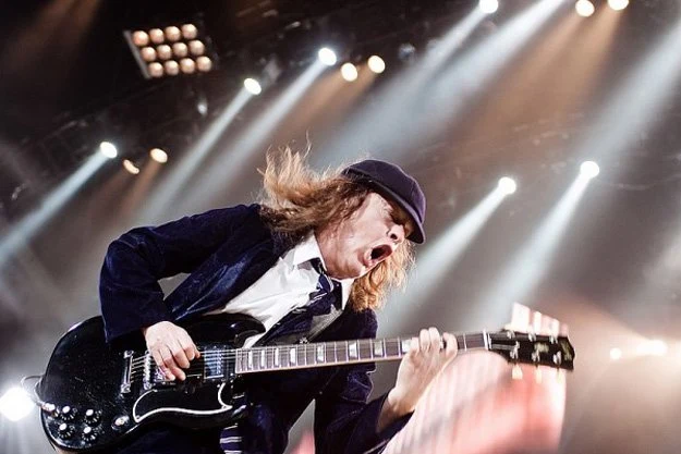 Angus Young podczas koncertu w Warszawie Angus Young podczas koncertu w Warszawie