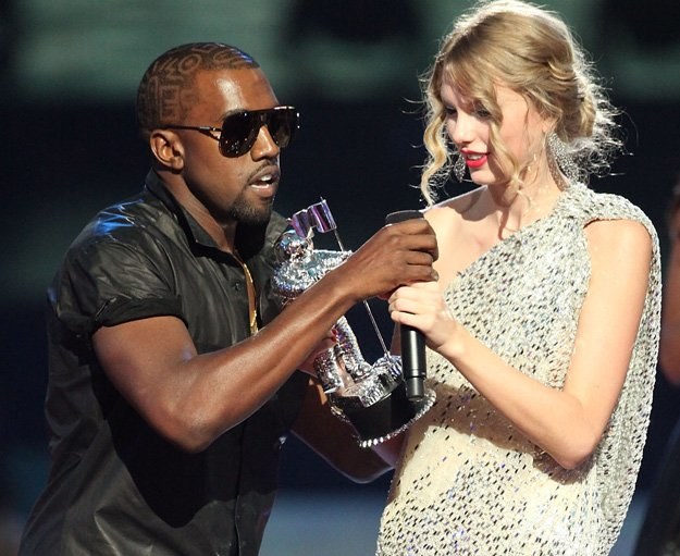 Kanye West wyrywa mikrofon Taylor Swift - fot. Christopher Polk