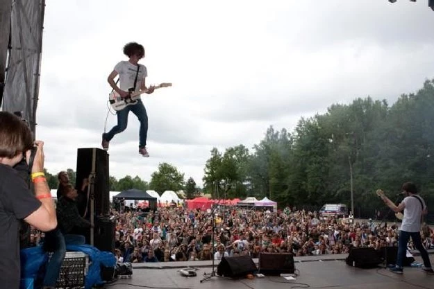 Skok Pulled Apart By Horses ze sceny na OFF Festivalu