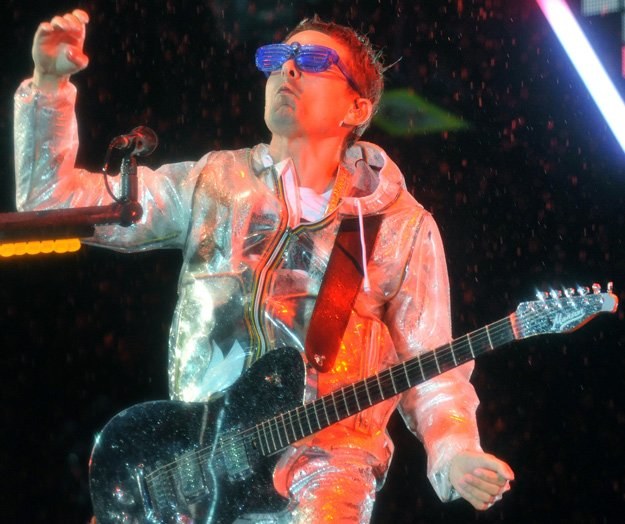 Matt Bellamy z Muse pozuje na kosmicznego dziwaka