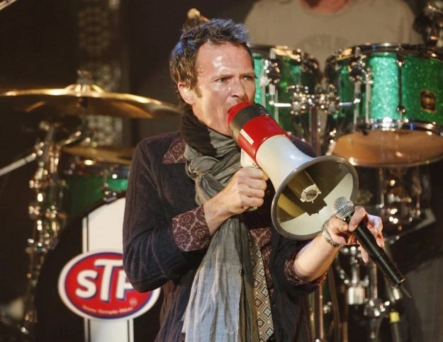 Pomimo upadku Scott Weiland kontynuował występ fot. Kevin Winter Pomimo upadku Scott Weiland kontynuował występ fot. Kevin Winter