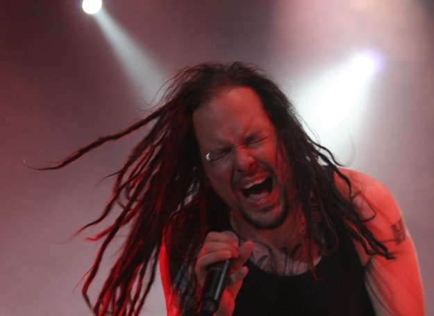 Jonathan Davis (Korn) z łatwością dyrygował publicznością w katowickim Spodku