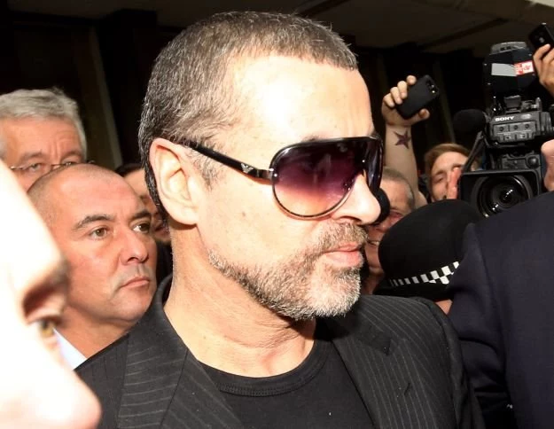 George Michael przed budynkiem londyńskiego sądu fot. Oli Scarff