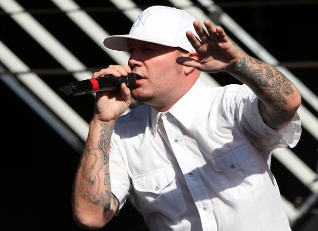 Fred Durst (Limp Bizkit) na festiwalu Reading - fot. Simone Joyner