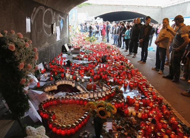 Na miejscu tragedii pojawił się las zniczy - fot. Christof Koepsel