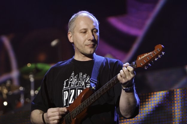 Kuba Sienkiewcz od ponad 20 lat przewodzi Elektrycznym Gitarom