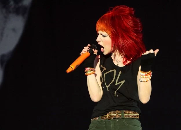 Hayley Williams (Paramore) nie patyczkuje się z kolegami z zespołu fot. Simone Joyner Hayley Williams (Paramore) nie patyczkuje się z kolegami z zespołu fot. Simone Joyner