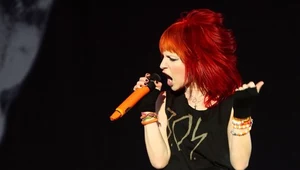 Hayley Williams (Paramore) nie patyczkuje się z kolegami z zespołu fot. Simone Joyner