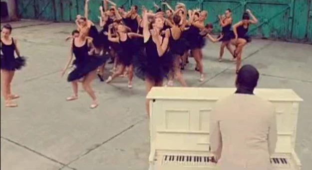 Kadr z klipu do "Runaway" Kadr z klipu do "Runaway"