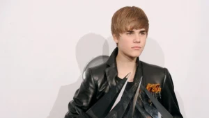 Justin Bieber ze statuetkami AMA fot. Jason Merritt
