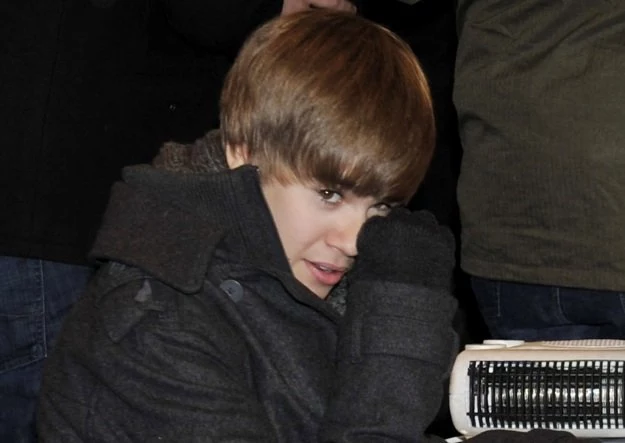 Mama skonfiskowała telefon Justinowi Bieberowi fot. Carlos Alvarez Mama skonfiskowała telefon Justinowi Bieberowi fot. Carlos Alvarez