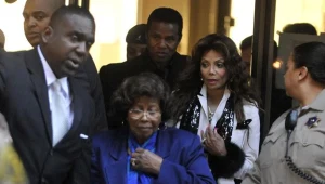 Najbliższa rodzina Michaela Jacksona (w środku matka Katherine) w drodze do sądu - fot. Toby Canham