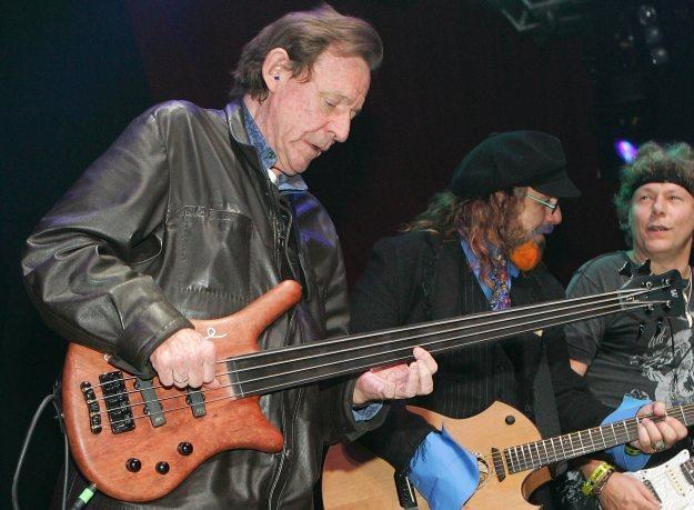 Jack Bruce i jego słynny bezprogowy bas fot. Ethan Miller