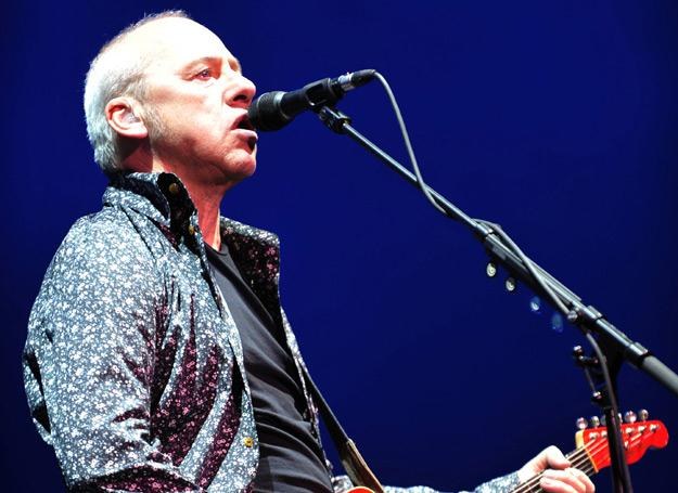 Mark Knopfler (Dire Straits) w przeboju "Money For Nothing" trzykrotnie użył słowa "pedał"