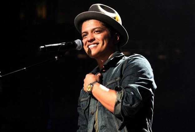 Bruno Mars świetnie radzi sobie na listach przebojów - fot. Bryan Bedder