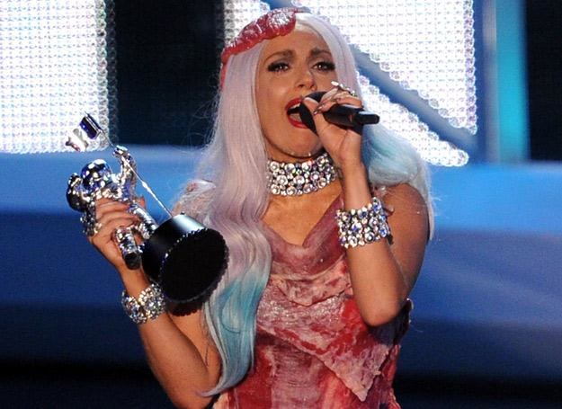 Lady GaGa zaszokowała kreacją z mięsa na gali MTV VMA 2010 - fot. Kevin Winter