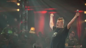 Kazik Staszewski podczas koncertu "bez prądu"