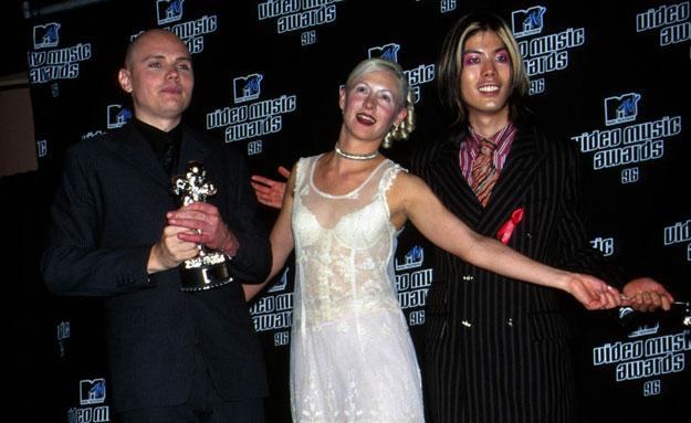 The Smashing Pumpkins w 1996 roku: D'arcy Wretzky  w środku fot. Frank Micelotta