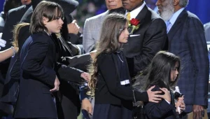 "Przez 24 godziny na dobę pytają o tatę" fot. Pool