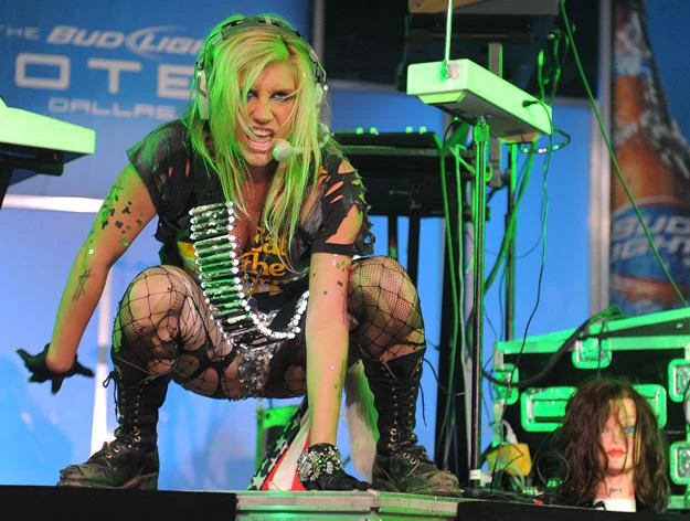 Ke$ha niewiele ustępuje Lady Gadze jeśli chodzi o wizerunek - fot. Jordan Strauss Ke$ha niewiele ustępuje Lady Gadze jeśli chodzi o wizerunek - fot. Jordan Strauss