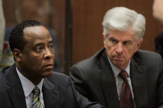 Doktor Conrad Murray wraz z adwokatem Johnem Michaelem Flanaganem fot. Pool