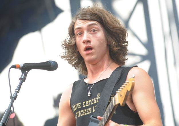 Alex Turner (Arctic Monkeys) tuż przed kichnięciem fot. Jeff Gentner