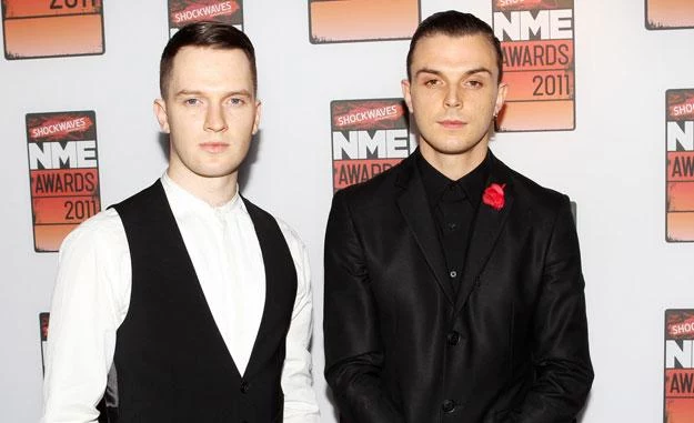 Hurts: Theo Hutchcraft (z prawej) po godzinach dorabia w zakładzie pogrzebowym fot. Dave Hogan