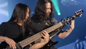 John Myung i John Petrucci podczas koncertu w Warszawie w 1997 roku - fot. Donat Brykczynski