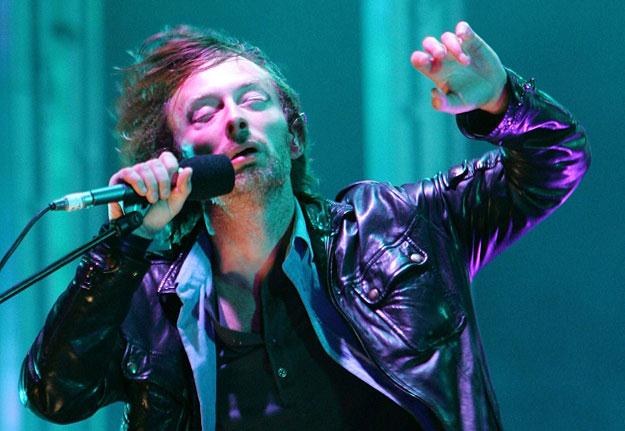 Thom Yorke i Radiohead rozdają gazetę fot. Simone Joyner