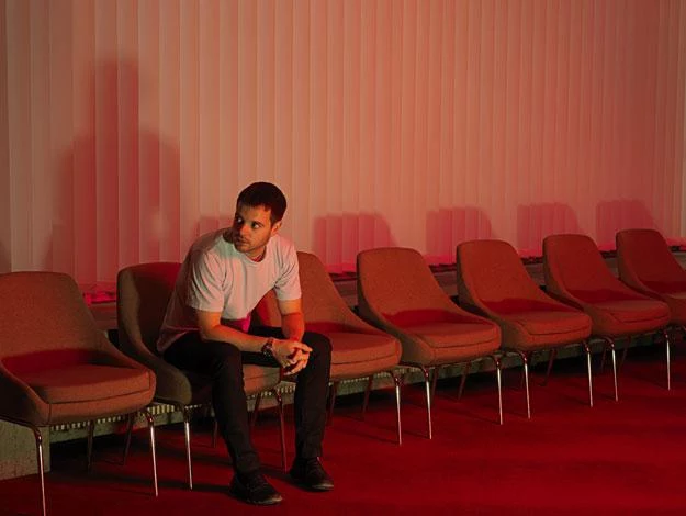 Mike Skinner czeka na przesiadkę z Trójmiasta do Warszawy Mike Skinner czeka na przesiadkę z Trójmiasta do Warszawy