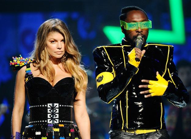 Fergie i Will.I.Am (Black Eyed Peas) pomagają ofiarom kataklizmu w Japonii - fot. Kevork Djansezian