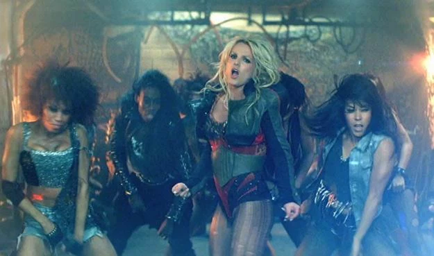 Britney Spears w teledysku do "Till The World Ends"