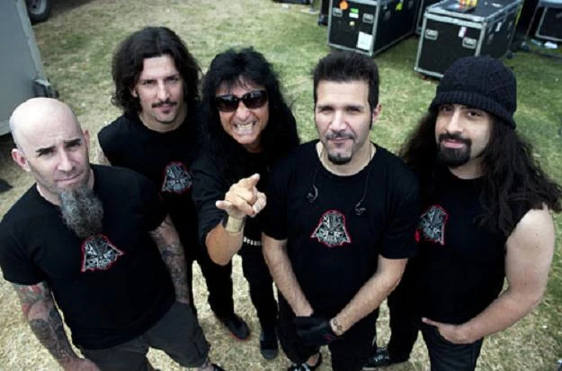 Anthrax z Joeyem Belladonną (w środku) Anthrax z Joeyem Belladonną (w środku)