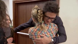 Kuba Wojewódzki wita się ze swoimi podopiecznymi - fot. "X Factor" TVN