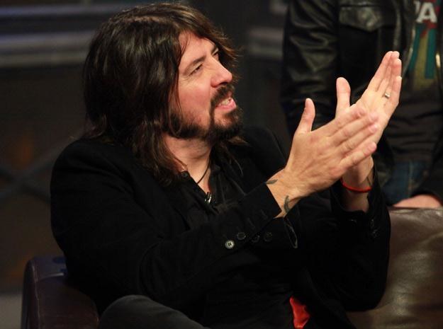 Dave Grohl, lider Foo Fighters, triumfuje - fot. Astrid Stawiarz