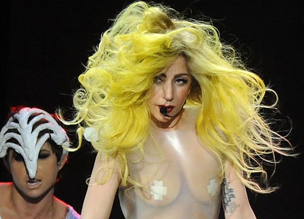 Lady GaGa ponownie przewróciła się na scenie fot. Rick Diamond