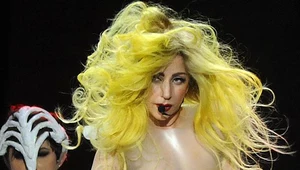 Lady GaGa ponownie przewróciła się na scenie fot. Rick Diamond