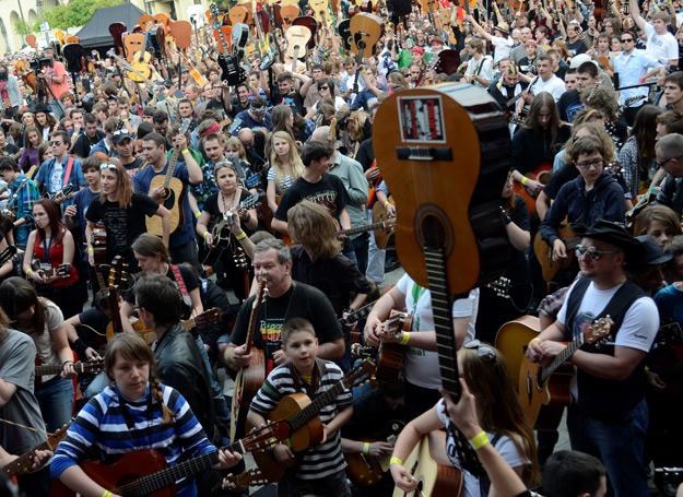 Na Rynku we Wrocławiu zagrało 5601 gitarzystów - fot. Grzegorz Hawałej